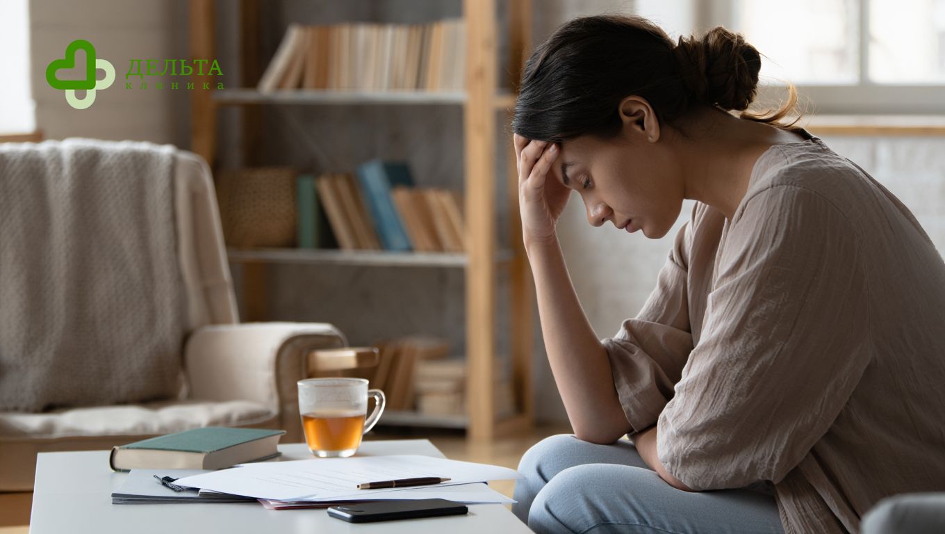 Девушка сидит за столом